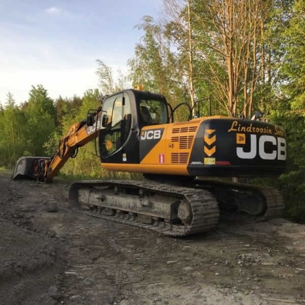 JCB-220 kaivuri niin pieniin kuin vähän suurempiin urakoihin